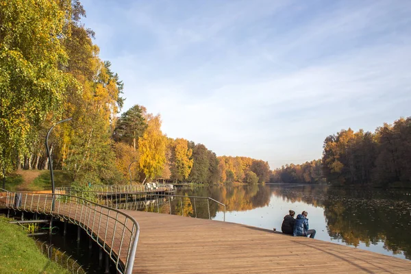 Ochtend Herfst Park Aan Oever Van Rivier Pehorka Stockfoto
