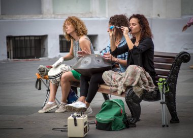 Moskova, Rusya - Eylül, 2018: Vagrant müzisyenler nikolsky Moskova'da Sokak üzerinde