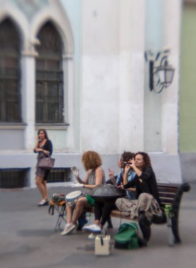 Moskova, Rusya - Eylül, 2018: Vagrant müzisyenler nikolsky Moskova'da Sokak üzerinde