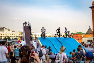 Moskova, Rusya - 08 Eylül 2018: Gösteri performansları atlar bir sıçrama tahtası üzerinden bisikletle bir şehir günde Moskova'da