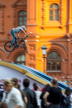 Moskova, Rusya - 08 Eylül 2018: Gösteri performansları atlar bir sıçrama tahtası üzerinden bisikletle bir şehir günde Moskova'da