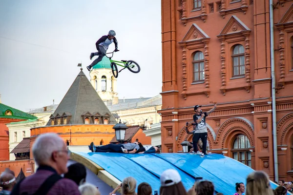 モスクワ ロシア連邦 2018 デモンストレーション公演ジャンプの踏み台から自転車で市の日にモスクワで — ストック写真