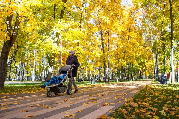 Balashikha Moscow Region Rusland Oktober 2018 Mensen Lopen Het Stadspark — Stockfoto