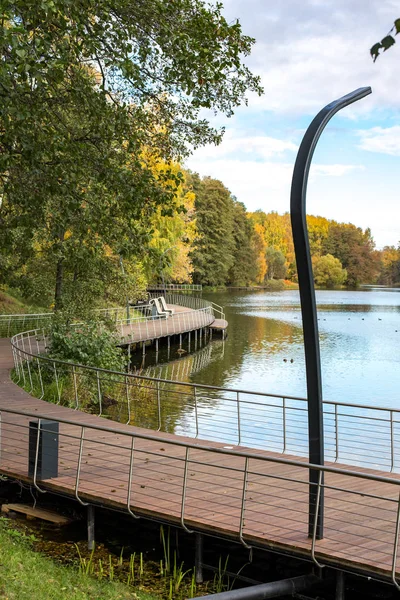 Houten Embankment Rivier Pehorka Warme Herfst — Stockfoto