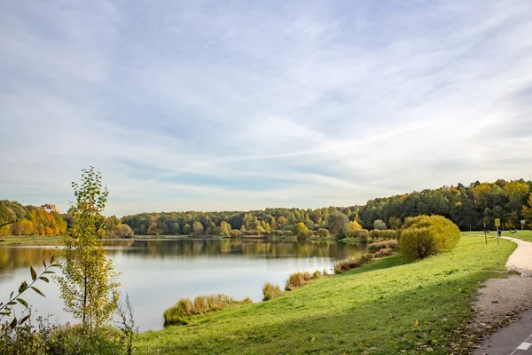 Herfst Wandelingen Het Bos Park Izmailovo Onder Golden Leaf Val — Stockfoto