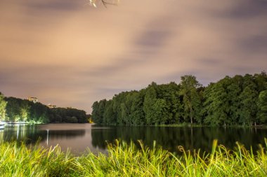 Nochnaya setin içinde şehir parkı