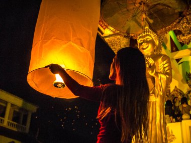 Chiang Mai, Tayland, Thailand, Yee Peng Festivali sırasında kağıt fenerler insanlar bırakın. Bangkok ve Tayland diğer bölgelerinde Loy Krathong aynı anda kutladı.