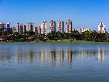 Büyük şehir içinde güzel bir göle yansıyan