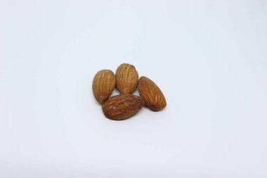 Doğal badem çekirdekleri izole beyaz arka plan üzerinde.