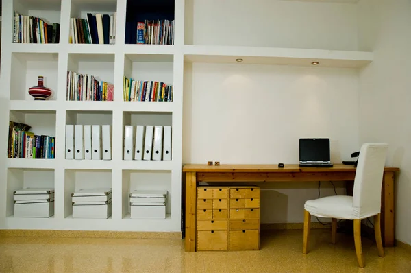 White Living Room Computer Brown Desk — Stock Photo, Image