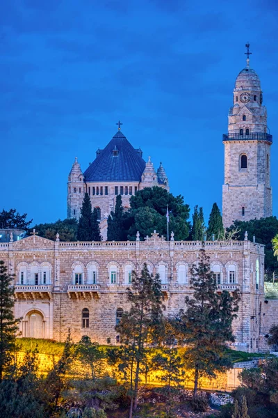 Vista da Igreja da Dormição no Monte Sião, Jerusalém, Israel. Basílica, memorial à noite Fotos De Bancos De Imagens