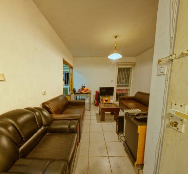 Dağınık oda ve Kirli Mutfak.