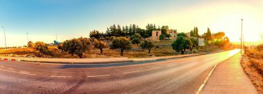 Terk Edilmiş Bir Kale Otobanda.