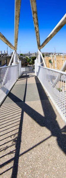 Un ponte con vista sulla città Foto di alta qualità. — Foto Stock
