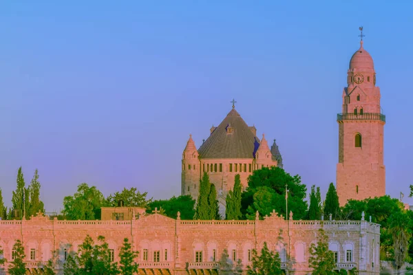 Una iglesia con una torre de reloj Foto de alta calidad. — Foto de Stock