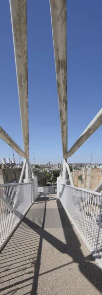 Un pont avec vue sur la ville Photo de haute qualité. — Photo