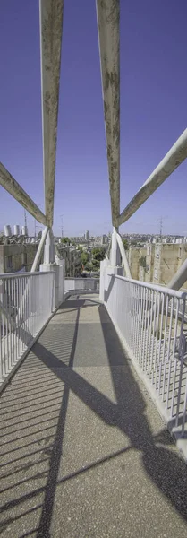 Un pont avec vue sur la ville Photo de haute qualité. — Photo