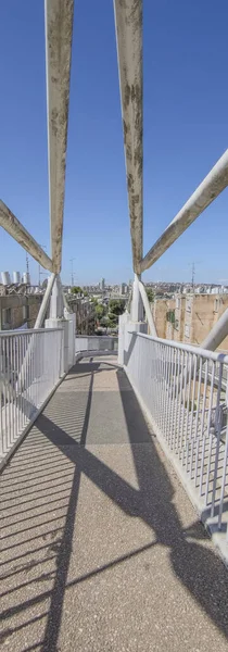 Un pont avec vue sur la ville de Jérusalem en Israël. — Photo