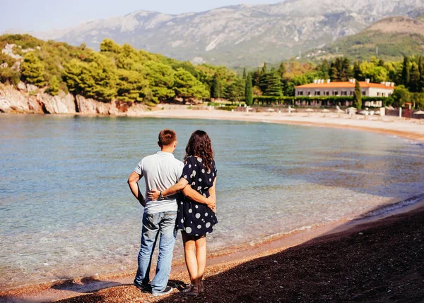 Plaj sarılma aşık çift arıyor