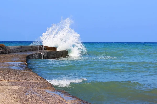 Волны Морской Воды Ударяющие Каменный Пирс Солнечный Ветреный День — стоковое фото