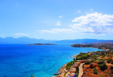 Deniz ve adalar ve Yunanistan dağlarında sahilinden görünümü