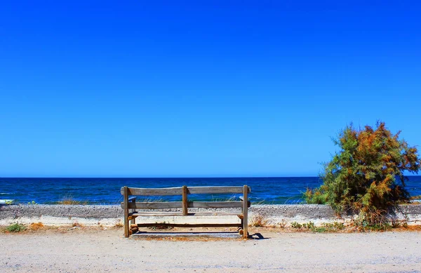 Banco Junto Mar Día Soleado Con Vistas Mar Azul Grecia — Foto de Stock