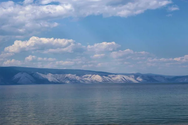 Baykal Gölü kıyısında dağlar