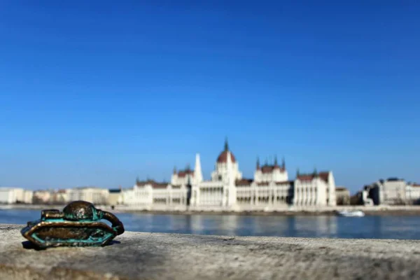 Budapeşte Parlamentosu ve tank