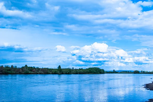 mavi nehir ve gökyüzü manzara