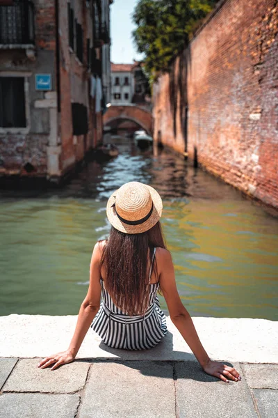 Kız Venedik canal yakınındaki bir dinlenme vardır