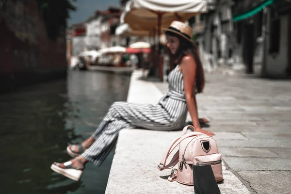Kız Venedik canal yakınındaki bir dinlenme vardır