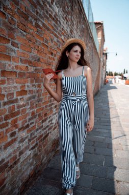 Venedik Sahil boyunca bir genç kız yürüyor. O bir debriyaj onun elinde tutar. Havanın güneşli olduğu.