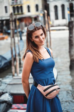 Gülümseyen ve Venezia poz yetişkin kız.