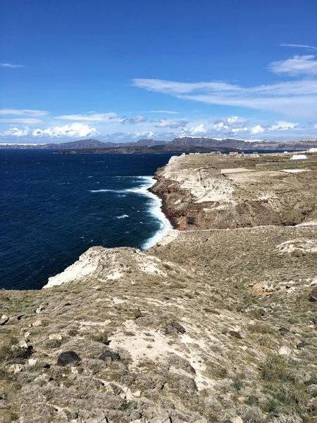 Santorini Adası'nın başka bir taraftan görüntüleyin. Faros Akrotiriou-Oias (Thiras Thesi Kalnteras) Thira, Kikladhes. Akrotiri deniz fenerinde.