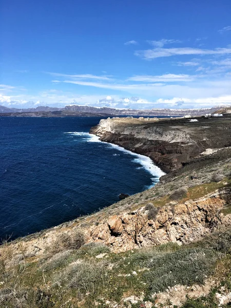 Santorini Adası'nın başka bir taraftan görüntüleyin. Faros Akrotiriou-Oias (Thiras Thesi Kalnteras) Thira, Kikladhes. Akrotiri deniz fenerinde.