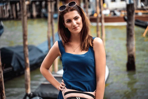 Gülümseyen ve Venezia poz yetişkin kız.