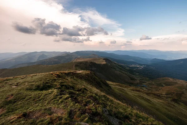 Красивими Пейзажами Карпатських Гір — стокове фото