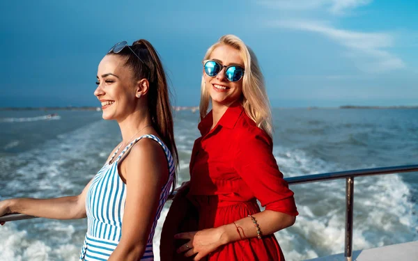 Venedik'te bir feribot gülümseyen iki güzel kız
