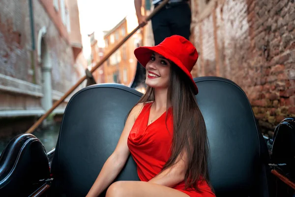 Beutiful kadın kırmızı aşınmaya Venedik'te gondol sürme