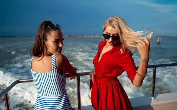 Venedik'te bir feribot gülümseyen iki güzel kız