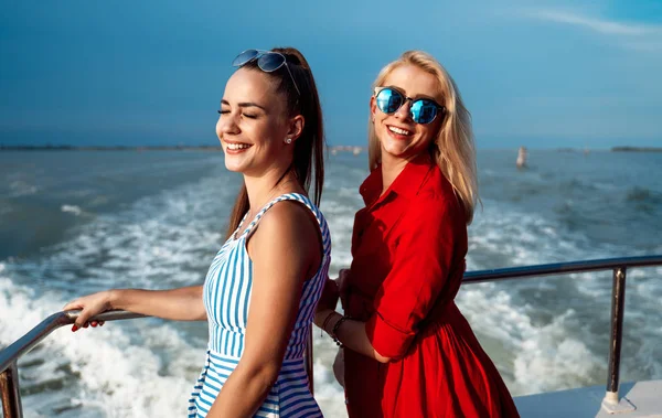 Venedik'te bir feribot gülümseyen iki güzel kız