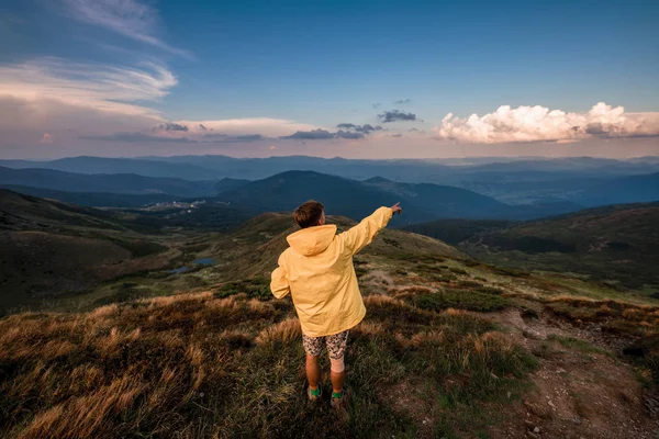 Joven Con Impermeable Amarillo Cima Una Montaña Cárpatos Ucrania — Foto de Stock