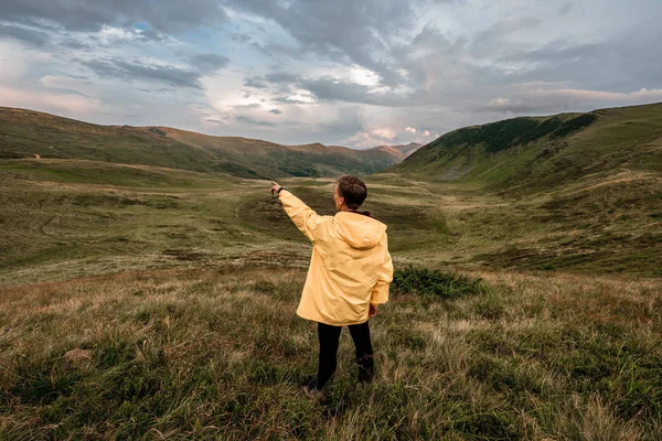 Joven Con Impermeable Amarillo Cima Una Montaña Cárpatos Ucrania — Foto de Stock
