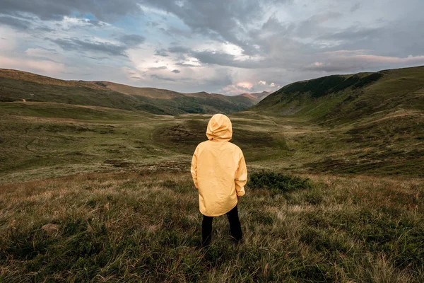Joven Con Impermeable Amarillo Cima Una Montaña Cárpatos Ucrania — Foto de Stock