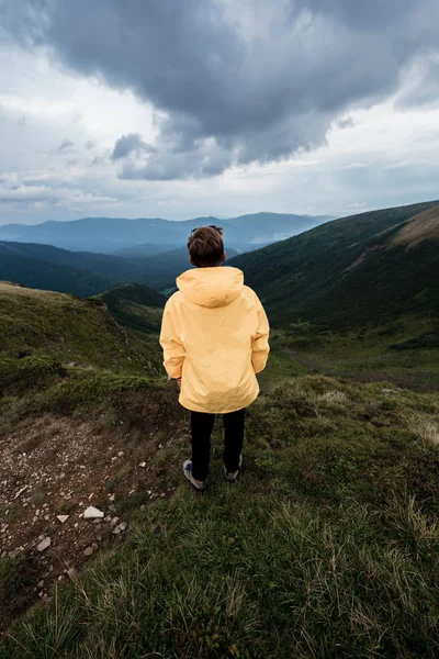 Молодой Парень Жёлтом Плаще Вершине Горы Карпаты Украина Стоковое Изображение