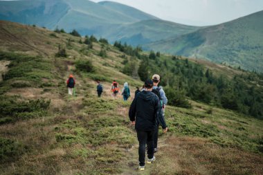 Bir dağda yürüyüş yürüyüş yapan grup. Karpatlar, Ukrayna