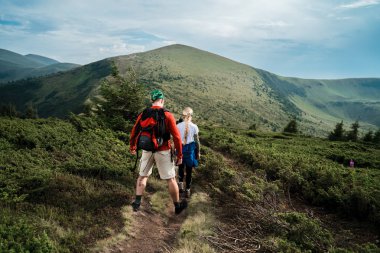 Bir dağda yürüyüş yürüyüş yapan grup. Karpatlar, Ukrayna