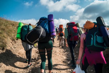 Bir dağda yürüyüş yürüyüş yapan grup. Karpatlar, Ukrayna