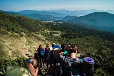 Bir dağda yürüyüş yürüyüş yapan grup. Karpatlar, Ukrayna