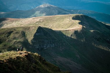 Bir dağda yürüyüş yürüyüş yapan grup. Karpatlar, Ukrayna